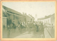 Fluy. Une fête religieuse, la cavalcade accompagnant la procession, traversant le village