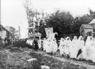 Talmas. Une procession lors d'une visite épiscopale
