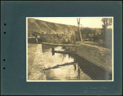Entre Eclusier et Frise (Somme). Le canal de la Somme : soldats français aménageant un passage au dessus du canal