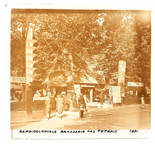 Vincennes. Exposition coloniale internationale : la brasserie des Totems