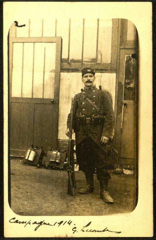 Portrait du soldat Gustave Lecomte du 70e Régiment d'Infanterie avec son pactage militaire. Mention : "Campagne 1914. G. Lecomte"