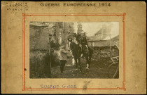 Guerre européenne 1914 : photographie montrant Eugène Gosse se tenant près d'un cheval monté par un officier