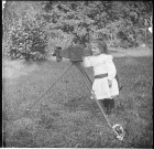 Portrait de fillette posant devant l'appareil du photographe
