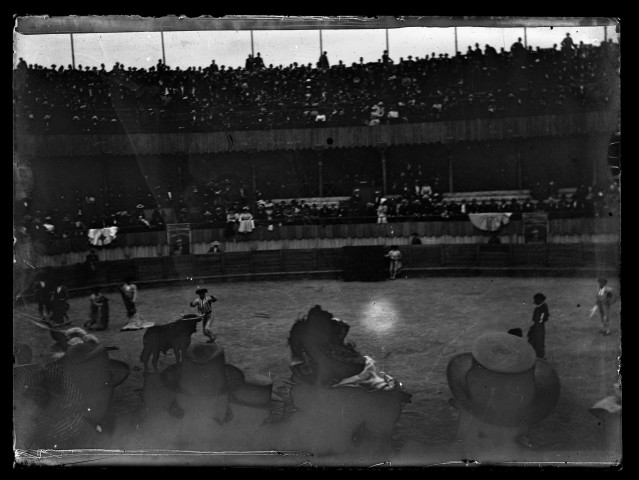 Tauromachie. Banderillos intervenant au cours de deuxième tercio de la corrida pour planter les banderilles sur le dos du taureau