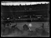 Tauromachie. Banderillos intervenant au cours de deuxième tercio de la corrida pour planter les banderilles sur le dos du taureau