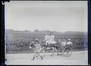 Martinsart (Somme). Enfants de la famille Danel dans une petite carriole tirée par des ânes