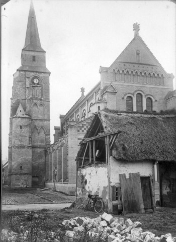 Vue générale de l'église de Beauquesne. Au premier plan une vieille chaumière