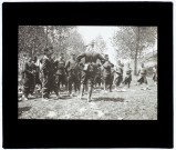 72e de ligne marches d'épreuve - mai 1904 - à Lamotte-Brebière - les officiers pendant le chant à la grande halte