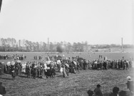 Un départ de ballon sur l'hippodrome d'Amiens, en 1910. Au second plan se profilent des cheminées d'usines