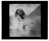 [Un homme de type européen avec un casque colonial posant au pied du majestueux sphinx de Chéfren, de la nécropole d'Al-Jizah (Gizeh)]