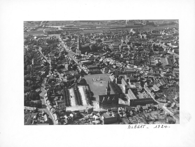 Albert. Vue aérienne de la ville, la place d'armes, la place de l'hôtel de ville, la basilique Notre-Dame