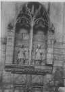 Eglise de l'abbaye de Saint-Martin-aux-Bois (Oise), vue de détail : statues d'évêques dans une niche