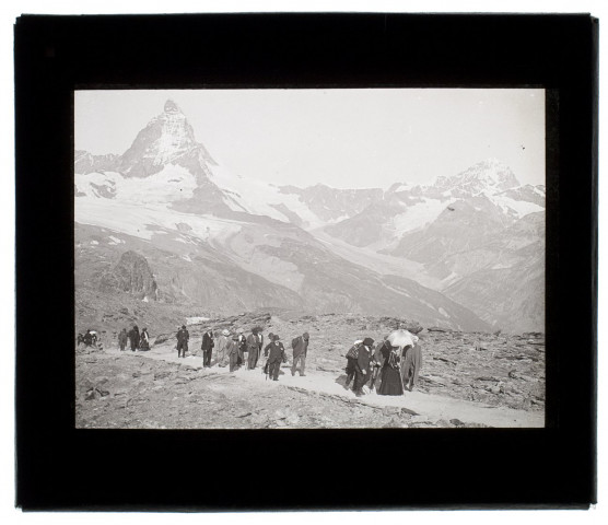 Suisse vue prise au Gornergrat la descente - dans le fond le mont Cervin - 1903