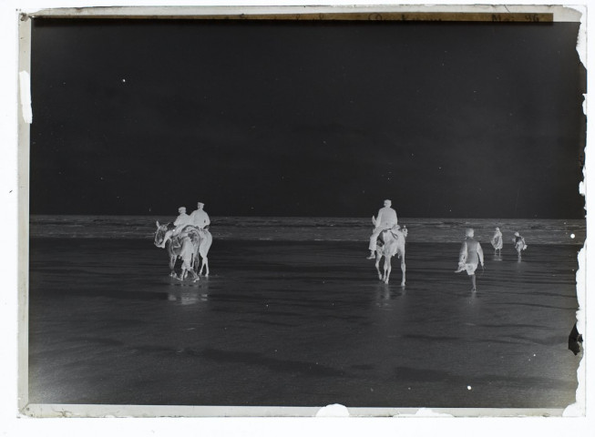 Groupe de baigneurs ânes sur la plage à Dunkerque - mai 1896