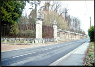 Flixecourt (Somme). Le château de M. Saint. La grille et le mur d'enceinte