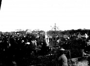 Un enterrement : le rassemblement au cimetière