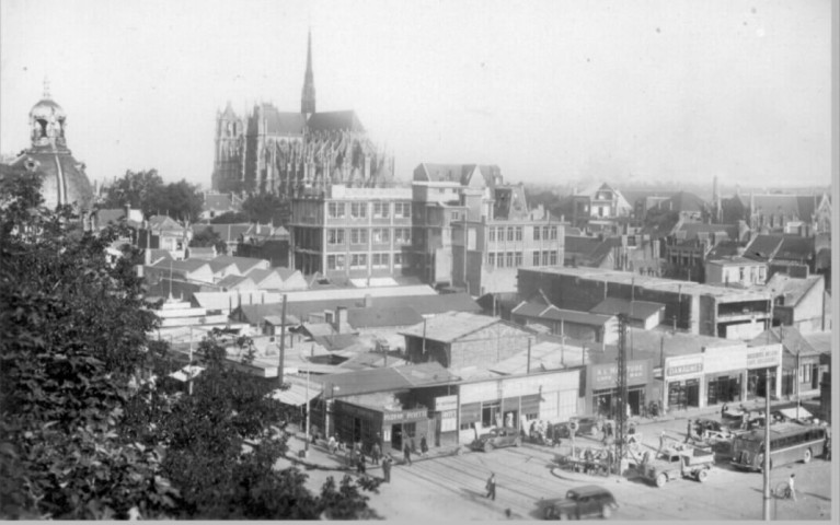 Amiens. Panorama sur la ville pris depuis le toit des Grands Garages de Picardie Citroën