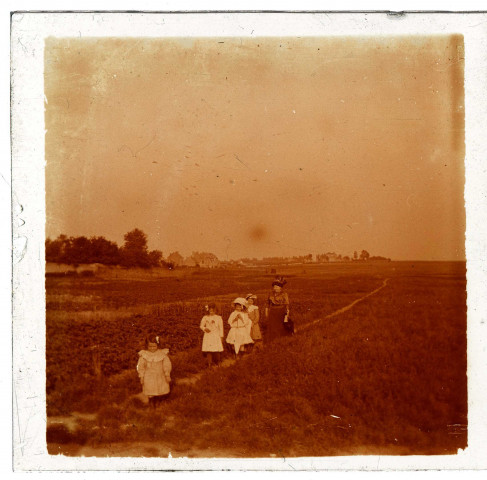 Quatre jeunes filles et une femmes dans la campagne près de Longueau