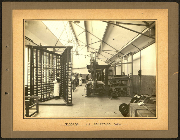 Reconstruction de la Fabrique Française de Gazes à Bluter (F.F.G.B.) à Sailly-Saillisel (Somme). Ouvrières au travail dans l'atelier de tissage des courroies, coton