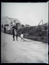 Environs de Martinsart (Somme). Un chasseur et son chien