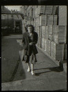 Etablissements Frémaux, tissage mécanique de velours, rue Octave Tierce à Amiens (Somme). Une jeune femme dans la cour de l'usine