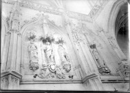 Eglise de Saint-Riquier, vue intérieure : l'ensemble des satues de Saint-Roch, Saint Sébastien et Saint Antoine, la statue de Saint-Riquier, ornant le mur de la Trésorerie sur le transept sud