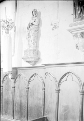 Eglise, vue intérieure : statue de Vierge