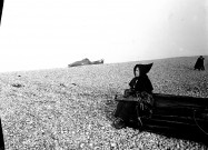 Portrait de femme sur la plage de galets