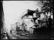 Amiens. Rue bombardée, maisons en ruines