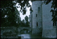 [Les douves d'un château de la Loire]