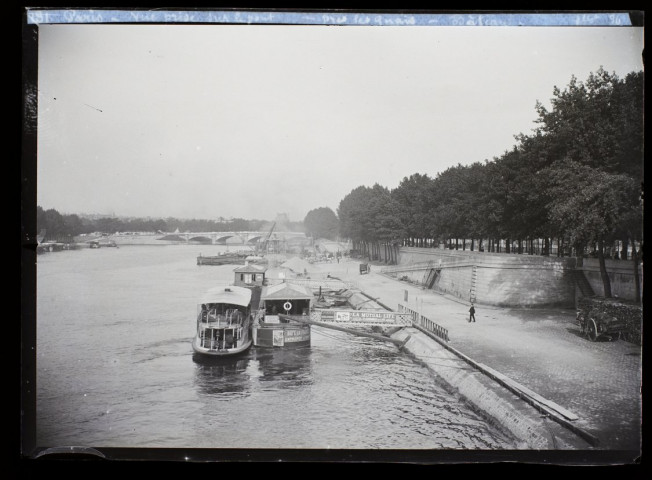 131 - Paris - vue prise sur le pont près des quais - bateau - juillet 96