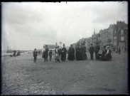 Le Tréport. Un groupe (famille) sur la plage. Vue sur le phare