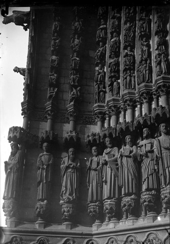 Cathédrale, le portail du Sauveur : détail des sculptures ornant les voussures et les statues