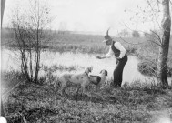 Marais de la Somme. Un chasseur et ses chiens au bord d'un étang