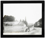 Martinsart (Somme). Vue générale du centre du village : Grande Rue, la mare, l'église