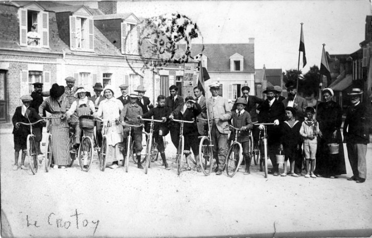Groupe de villégiaturistes à vélo posant pour la photographie