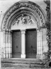 Eglise, vue extérieure : un portail roman