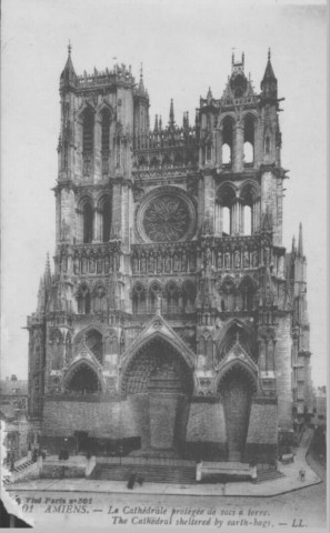 Amiens - La Cathédrale protégée de sacs à terre - The Cathedral sheltered by earth-bags