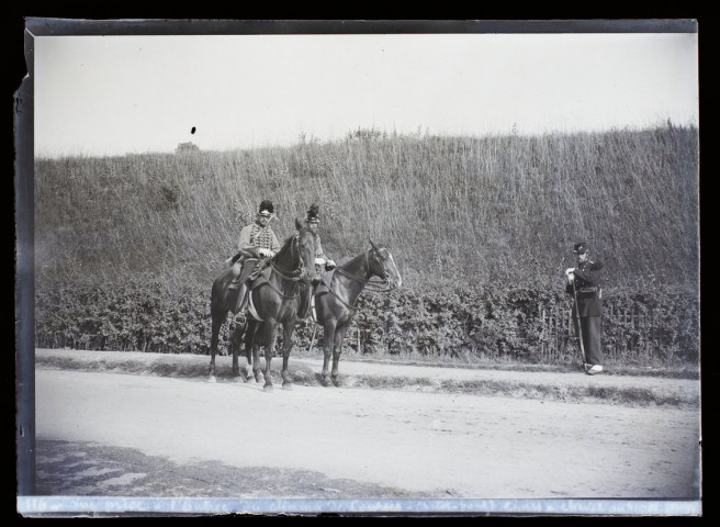 Vue prise à l'entrée du champ de courses petit pont - chasseur à cheval au repos- juillet 96
