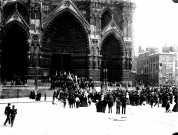 Fête des archers. Le rassemblement de la Compagnie Fondamentale des Chevaliers et Archers d'Amiens (1803-1903) sur le parvis de la cathédrale