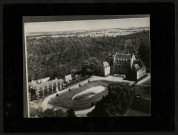 Fresneaux-Montchevreuil. Vue aérienne du château depuis la cour