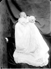 Portrait de bébé en robe de baptême