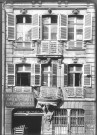 "Papiers et ficelles Jonveaux-Fauquet - Manufacture de cartonnage", 57 rue des Sergents à Amiens : détails de la façade et des balcons en fer forgé