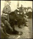 Forceville (Somme), 15 juin 1915. Cinq prisonniers boches et blessés français au combat d'Hétuberne (Pas-de-Calais)