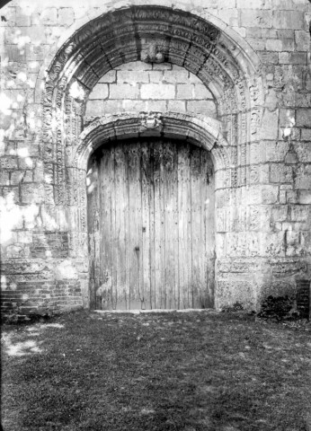 L'église Saint-Clair d'Hescamps, vue de détail : le portail