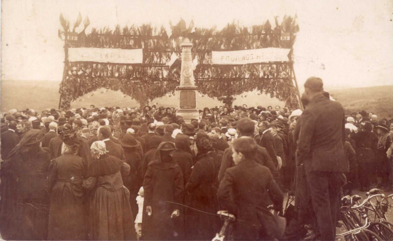 Guerre 1914 1918. L'inauguration du monument aux morts de Lamotte en Santerre