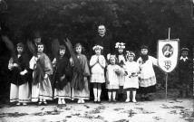 Portrait d'un groupe d'enfant et d'un prêtre lors d'une fête religieuse