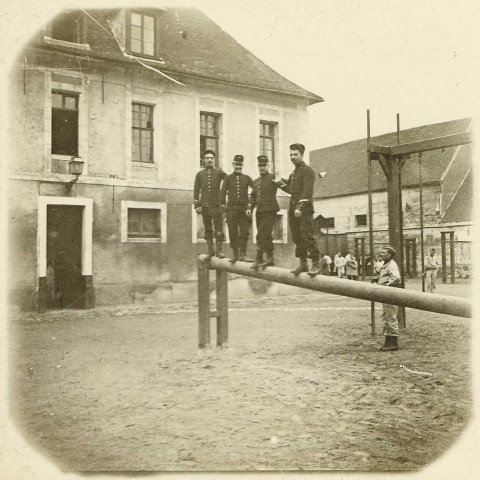 Amiens (Somme). Soldats sur une poutre d'un parcours de gymnastique