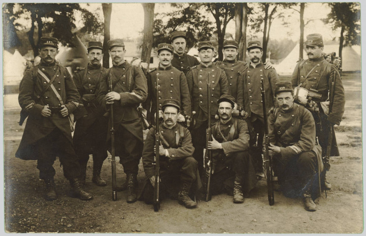 CARTE-PHOTO MONTRANT UN GROUPE DE DOUZE SOLDATS FRANCAIS, EN UNIFORME, POSANT POUR LA PHOTOGRAPHIE. (UNIFORME 1914 DU 119E REGIMENT D'INFANTERIE)