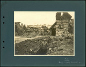 Curlu (Somme). Soldat français dans un boyau traversant les ruines du village